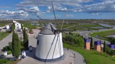 Sunny Day 'de Algarve' deki Eski Beyaz Portekiz yel değirmeninin üzerinde uçarken, Hava Aracı Atışı. Yüksek kalite 4k görüntü