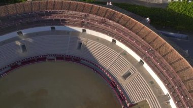 Malaga 'daki ünlü Bull Ring Arena. İspanya, Endülüs, Malaga 'daki Plaza de Toros La Malagueta arenasının insansız hava aracı görüntüsü. Yüksek kalite 4k görüntü