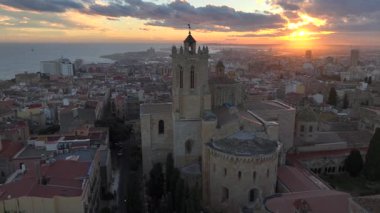 Tarragona Katedrali, Sunset Time 'da dramatik gökyüzü manzaralı hava manzarası. Sahil şehri Tarragona, Katalonya, İspanya. Yüksek kalite 4k görüntü