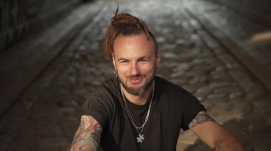 Almanya, Hamburg sokaklarında Dreadlock 'lu havalı bir Avrupalı beyaz adamın portresi. Aziz Pauli. Yüksek kalite 4k görüntü