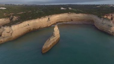 Yumuşak Sabah Işığı sırasında Algarve Sahili 'nde oyulmuş Güney Portekiz' in güzel sahil şeridini gösteren hava manzarası. Sakin Okyanus. Yüksek kalite 4k görüntü