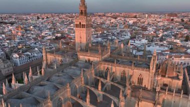 Seville Katedrali, Gotik Binanın Havalimanı ve İspanya 'nın Endülüs kentindeki ünlü Giralda çan kulesi. Yüksek kalite 4k görüntü