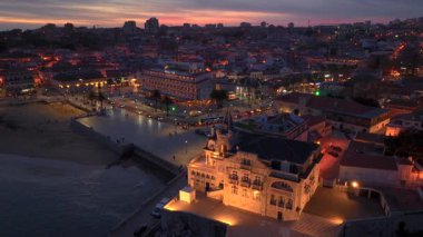 Günbatımından sonraki gece Cascais 'ler, Blue Hour, Twilights. Hava manzaralı, Aydınlanmış Şehir Cascais, Lizbon, Portekiz. Yüksek kalite 4k görüntü