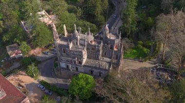 Quinta da Regaleira Sarayı, Portekiz 'in Sintra şehrinin tarihi merkezine yakın bir konaktır. Havadan çekim. Yüksek kalite 4k görüntü