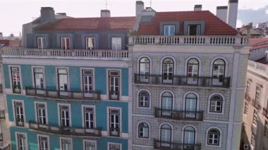 Lizbon 'da Azulejo Fascades. Geleneksel Azulejo seramik fayanslarla süslenmiş eski bir Portekiz evinin havadan görünüşü. Yüksek kalite 4k görüntü
