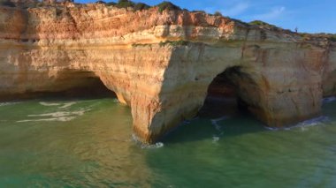 Güzel bir uçurum, Benagil Mağarası, Portekiz 'de ünlü bir Kıyı Kayası oluşumu, Algarve, Güney Portekiz' de güneşli bir akşam.