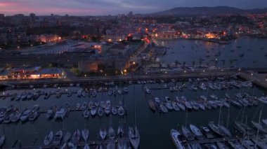 Günbatımından sonraki gece Cascais 'ler, Blue Hour, Twilights. Hava manzaralı, Aydınlanmış Şehir Cascais, Lizbon, Portekiz. Yüksek kalite 4k görüntü