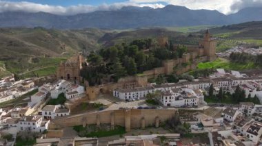 Antequera, Endülüs, İspanya Alcazaba Kalesi 'nin havadan görünüşü. Kilise ve büyük bir kale, yukarıdan manzara. Yüksek kalite 4k görüntü