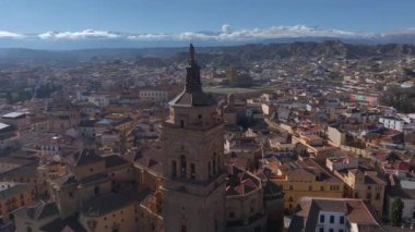 Guadix Katedrali ve eski kasabanın hava manzarası, Granada, Endülüs, İspanya 'da Sierra Nevada' da karla kaplandı. Yüksek kalite 4k görüntü