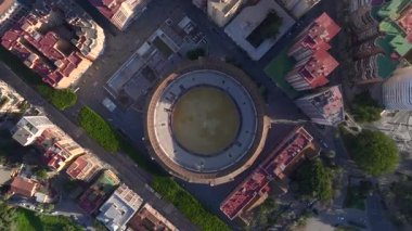 Malaga 'daki ünlü Bull Ring Arena. İspanya, Endülüs, Malaga 'daki Plaza de Toros La Malagueta arenasının insansız hava aracı görüntüsü. Yüksek kalite 4k görüntü