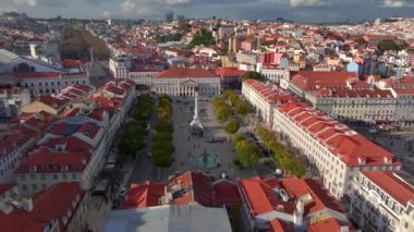 Lizbon Şehir Merkezi 'nde Rossio yap. Akşam vakti Lizbon 'daki Rossio Meydanı' nın hava aracı görüntüsü. Yüksek kalite 4k görüntü
