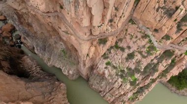 Caminito del Rey, Garganta Gorge, del Chorro, İspanya 'da. Dar bir geçitte bir köprünün havadan çekilmiş görüntüsü. Aşağıda bir nehir akıyor. Yüksek kalite 4k görüntü