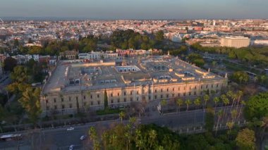 Sevilla Üniversitesi. Günbatımında Sevilla, İspanya 'da Cityscape ile Üniversite Havacılığı, İHA vuruldu. Yüksek kalite 4k görüntü