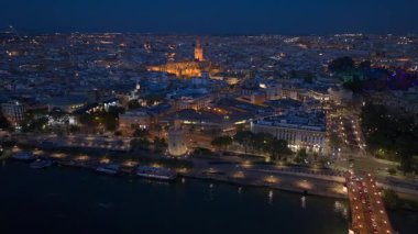 Sevilla 'nın Gece Gotik Katedrali, İspanya' nın Endülüs kentindeki Sevilla Eski Kasabası 'ndaki Giralda çan kulesiyle Hava Çekimi. Yüksek kalite 4k görüntü