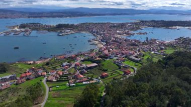 Illa de Arousa, İspanya 'nın Pontevedra kentindeki kasaba. Kayalık kıyı manzarası ve berrak mavi su. Yüksek kalite 4k görüntü