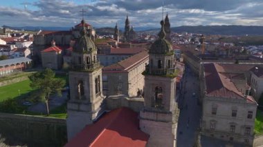 Santiago de Compostela 'nın ünlü katedralinin hava manzarası. Camino de Santiago 'nun Galiçya, İspanya' daki gezisi. Yüksek kalite 4k görüntü