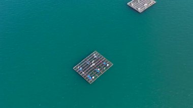 İspanya kıyıları boyunca yüzen platformlar olan A Illa de Aosta, Pontevedra, İspanya 'nın havadan görünüşü. Yüksek kalite 4k görüntü