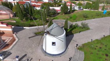 Sunny Day 'de Algarve' deki Eski Beyaz Portekiz yel değirmeninin üzerinde uçarken, Hava Aracı Atışı. Yüksek kalite 4k görüntü