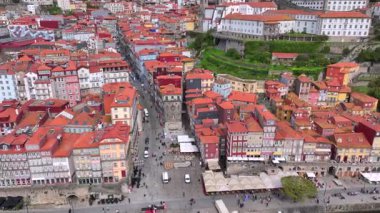 Portekiz, Porto 'nun havadan görünüşü. Porto 'nun eski turistik Ribeira bölgesinde, Bulutlu Hava' da geleneksel antika evler. Yüksek kalite 4k görüntü