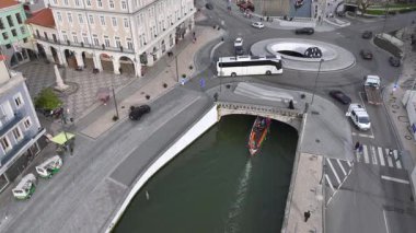 Tekneler Aveiro 'daki Road Round About' un altından geçiyor. Trafik, Altyapı 'da. Aveiro Havalimanı, Portekiz. Yüksek kalite 4k görüntü