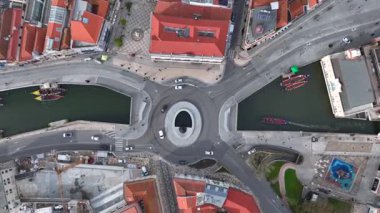 Tekneler Aveiro 'daki Road Round About' un altından geçiyor. Trafik, Altyapı 'da. Aveiro Havalimanı, Portekiz. Yüksek kalite 4k görüntü