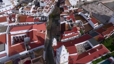 Lagos şehri hava manzaralı. Portekiz, Algarve Bölgesi 'nin geleneksel Güney Portekiz mimarisi. Eski Lagos Kasabası. Yüksek kalite 4k görüntü