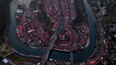 İsviçre 'nin Bern şehrinde Gece Alacakaranlığı' nın yukarısından aydınlandı. Başkent Akşam Manzarası. Hava aracı atışı. Yüksek kalite 4k görüntü