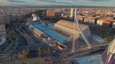 Kraliçe Sofya Sanat Sarayı, İspanya 'nın Valencia kentindeki Ciudad de las Artes y las Ciencias çevresinde günbatımında havadan hiperlapa. Yüksek kalite 4k görüntü