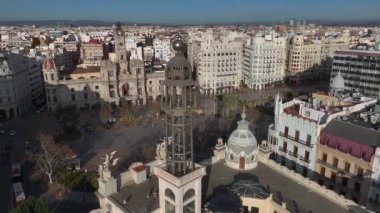 Valencia Merkez Meydanı, La Placa de LAjuntament, Havacılık. Valencia, İspanya 'daki Ayuntamiento Meydanı' ndaki belediye binası. Yüksek kalite 4k görüntü