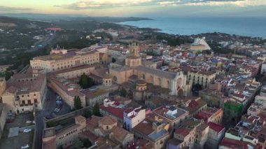 Tarragona Katedrali, Sunset Time 'da dramatik gökyüzü manzaralı hava manzarası. Sahil şehri Tarragona, Katalonya, İspanya. Yüksek kalite 4k görüntü
