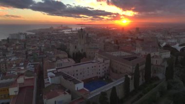 Tarragona Katedrali, Sunset Time 'da dramatik gökyüzü manzaralı hava manzarası. Sahil şehri Tarragona, Katalonya, İspanya. Yüksek kalite 4k görüntü