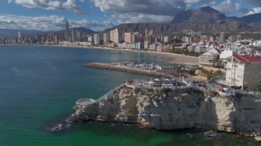 İspanya 'da Costa Blanca' da Benidorm şehri, Hava Aracı Atışı. Deniz kıyısındaki yüksek binalar, Playa de Levante. Yüksek kalite 4k görüntü