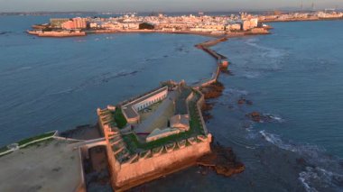 Castillo de San Sebastian, Cadiz 'deki güzel kale, bir köprüye bağlı. Günbatımında Cadiz, Endülüs, İspanya. Yüksek kalite 4k görüntü