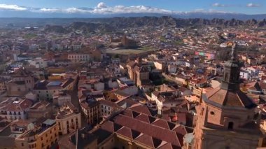 Tarihsel ve ortaçağ şehri Guadix 'in Cave Dwellings ve Cathedral' deki insansız hava aracı görüntüleri. Guadix, Granada, İspanya. Yüksek kalite 4k görüntü