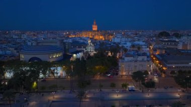 Sevilla 'nın Gece Gotik Katedrali, İspanya' nın Endülüs kentindeki Sevilla Eski Kasabası 'ndaki Giralda çan kulesiyle Hava Çekimi. Yüksek kalite 4k görüntü
