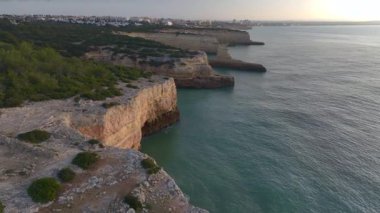 Yumuşak Sabah Işığı sırasında Algarve Sahili 'nde oyulmuş Güney Portekiz' in güzel sahil şeridini gösteren hava manzarası. Sakin Okyanus. Yüksek kalite 4k görüntü