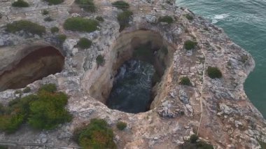 Portekiz 'in Algarve kentindeki güzel Algar da Albandeira ve sahil şeridinin hava manzarası. Güney Portekiz 'deki Kuş Mağarası. Yüksek kalite 4k görüntü