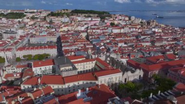 Gün batımında Lizbon 'un hava görüntüsü. Dikey İHA görüntüleri. Yüksek kalite 4k görüntü