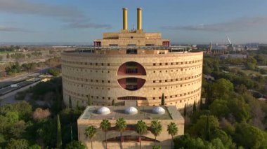  Cunta de Andalucia 'nın Yuvarlak Beton Brutalist Binası, Endülüs de Cualificaciones Profesyonelleri Sevilla, İspanya' da. Yüksek kalite 4k görüntü