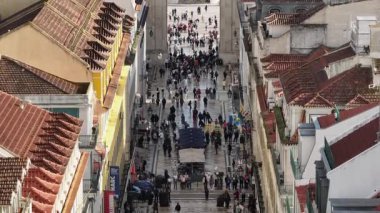 Akşam vakti Lizbon 'un hava görüntüsü. Arco da Dua Augusta - Praca do Comercio yakınlarındaki ana yaya sokağı. Yüksek kalite 4k görüntü