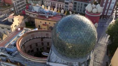 Rakamlar, Dali Tiyatro Müzesi. Figueres, Katalonya, İspanya 'daki sürrealist sanatçı Salvador Dali' nin insansız hava aracı görüşü. Yüksek kalite 4k görüntü