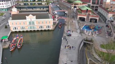 Tekneler Aveiro 'daki Road Round About' un altından geçiyor. Trafik, Altyapı 'da. Aveiro Havalimanı, Portekiz. Yüksek kalite 4k görüntü