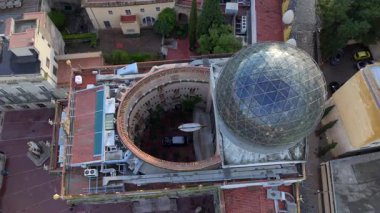 Rakamlar, Dali Tiyatro Müzesi. Figueres, Katalonya, İspanya 'daki sürrealist sanatçı Salvador Dali' nin insansız hava aracı görüşü. Yüksek kalite 4k görüntü