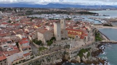 Fransız Rivierası 'ndaki Antibes eski kasabası, Fransa' daki Akdeniz kıyısındaki Antibes Vauban Limanı, Cote d Azur Havalimanı. Yüksek kalite 4k görüntü