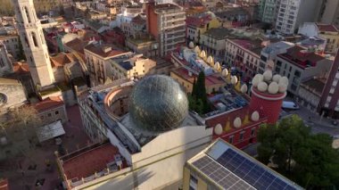 Rakamlar, Dali Tiyatro Müzesi. Figueres, Katalonya, İspanya 'daki sürrealist sanatçı Salvador Dali' nin insansız hava aracı görüşü. Yüksek kalite 4k görüntü