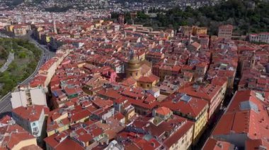 Nice 'in havadan görünüşü, Fransız Rivierası' ndaki Alpes-Maritimes 'in başkenti, Cote D AZur. Old Town, İngiliz Güvertesi. Yüksek kalite 4k görüntü