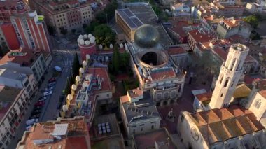 Rakamlar, Dali Tiyatro Müzesi. Figueres, Katalonya, İspanya 'daki sürrealist sanatçı Salvador Dali' nin insansız hava aracı görüşü. Yüksek kalite 4k görüntü