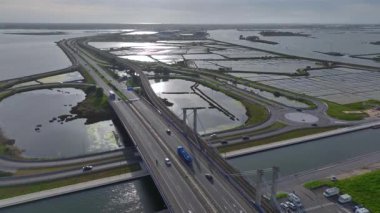 Portekiz, Aveiro 'daki taşkın ovalarından ve derelerden geçen üstgeçit yolu. Avrupa Altyapısının havadan görünüşü. Yüksek kalite 4k görüntü