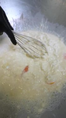 Big Iron Bowl 'da Krep İçin Hamur Hamuru Hazırlamak. Slow Motion Breakfast Food, endüstriyel mutfak. Yüksek kalite 4k görüntü