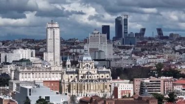 Madrid 'in Havadan Parallaks Çekimi, Katedral de Santa Maria la Real de la Almudena, Gündüz vakti Madrid, İspanya' nın başkenti. Yüksek kalite 4k görüntü